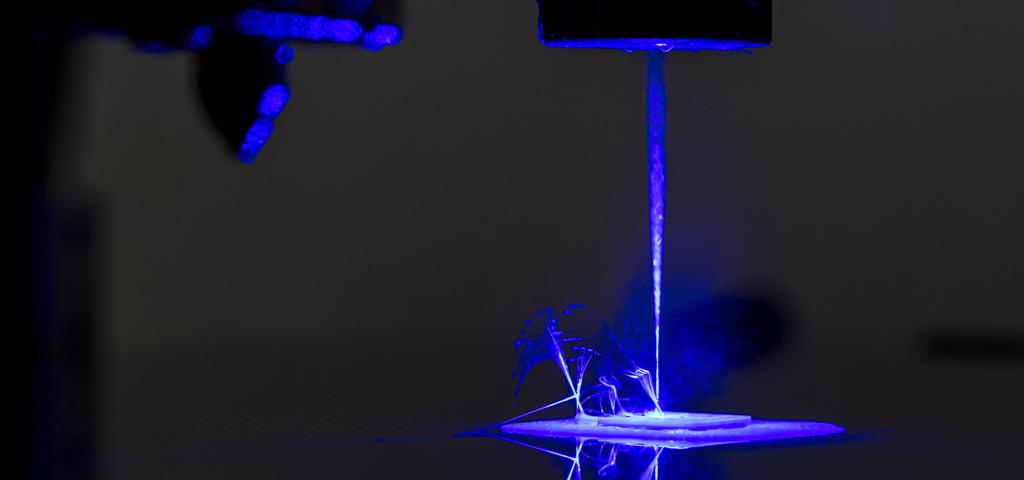 3D εκτυπωτής εκτυπώνει χρησιμοποιώντας συνδυασμό υλικών 3D εκτυπωτής εκτυπώνει χρησιμοποιώντας συνδυασμό υλικών